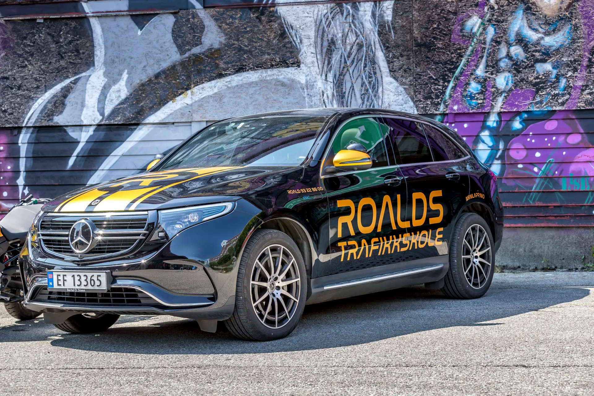 Skolebilen til Roalds Trafikkskole parkert i Bergen