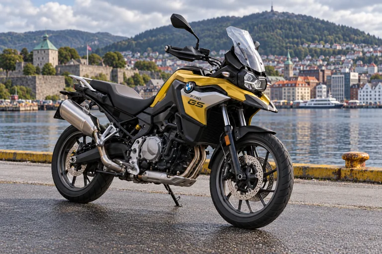 BMW F 750 GS med Bergen i bakgrunnen