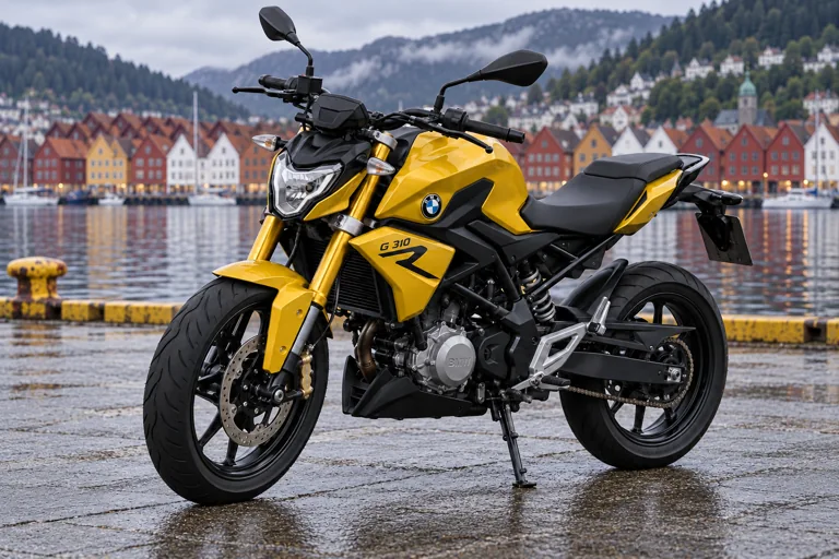 BMW G 310 R med Bergen i bakgrunnen